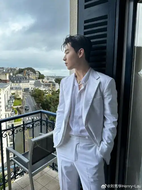 身材优越,与生俱来的气质让西装也独具氛围,大华西装半永久吧#刘宪华