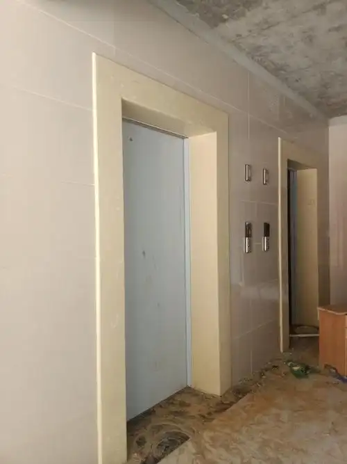 电梯门口都贴上了瓷砖,高端霸气上档次啊!