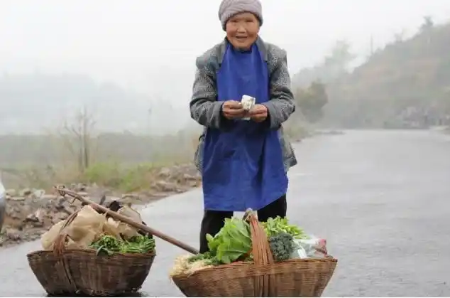 七旬老人凄惨的晚年:五千退休工资,却在儿子家被当成"仇人"