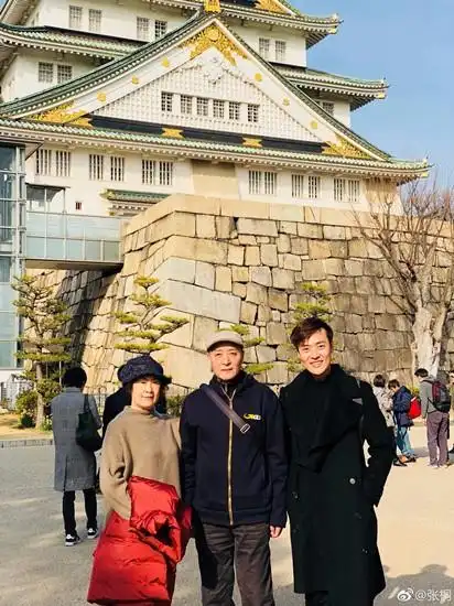 眼尖的网友发现桐爸无论是身高体型还是气质,都与张桐非常相似,连表情