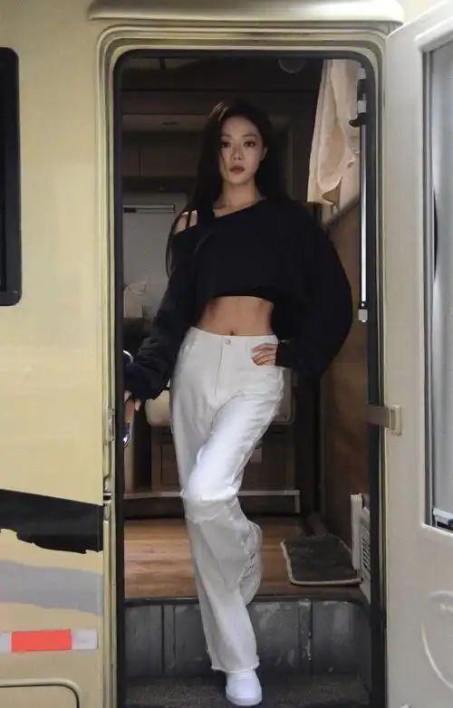 邓家佳晒最新穿搭,黑色背心大秀马甲线,这状态真不像38岁|邓家佳|马甲