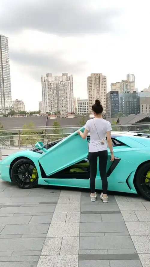 美女老板单手开兰博基尼大牛带我兜风.身材太好了