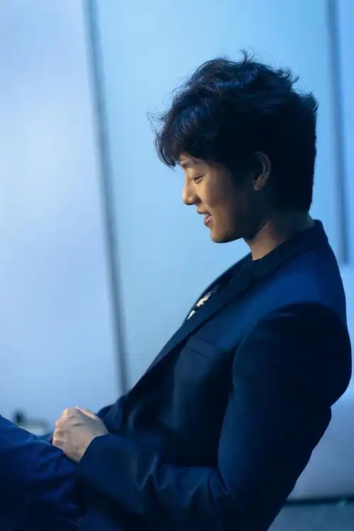 凌潇肃时尚大片曝光清新穿搭尽显熟男魅力