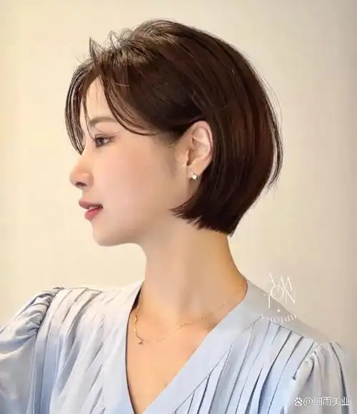 超短发能让头型看起来更加的立体感,让后脑勺看起来饱满精致,瘦脸减龄