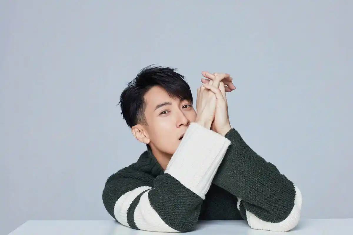 吴尊冬日写真,墨绿色毛衣搭配白裤子,帅气又温暖