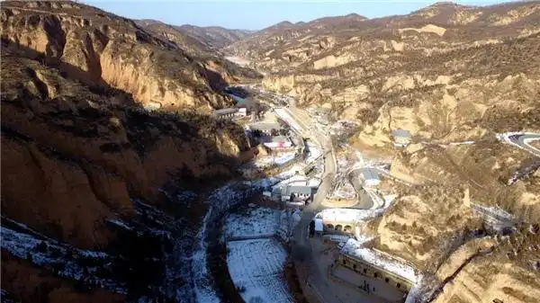 有一个叫做梁家河的小村落.