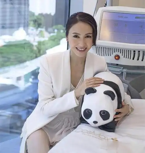 47岁黎姿素颜出镜,穿印花t恤难掩女神好气质,减龄穿搭美回20岁