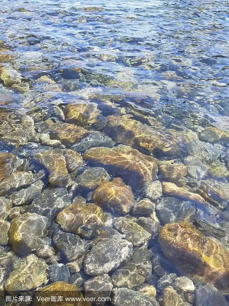 鹅卵石在水中.海卵石的照片.