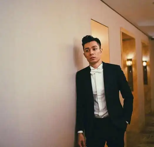 成熟男神周柏豪帅气写真