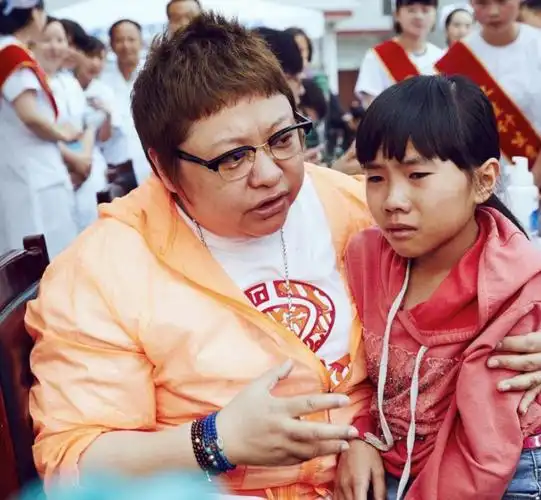 回顾韩红从小和奶奶相依为命至今不婚背后的原因令人心酸