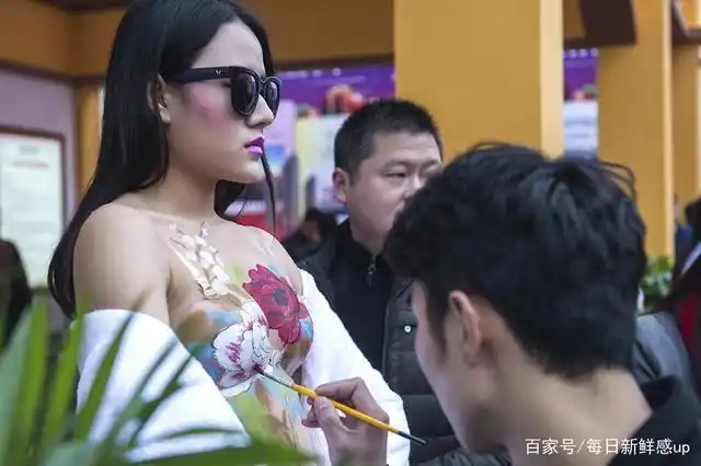 在身体上画出衣服,还敢直接走出家门,网友:这种艺术真辣眼睛