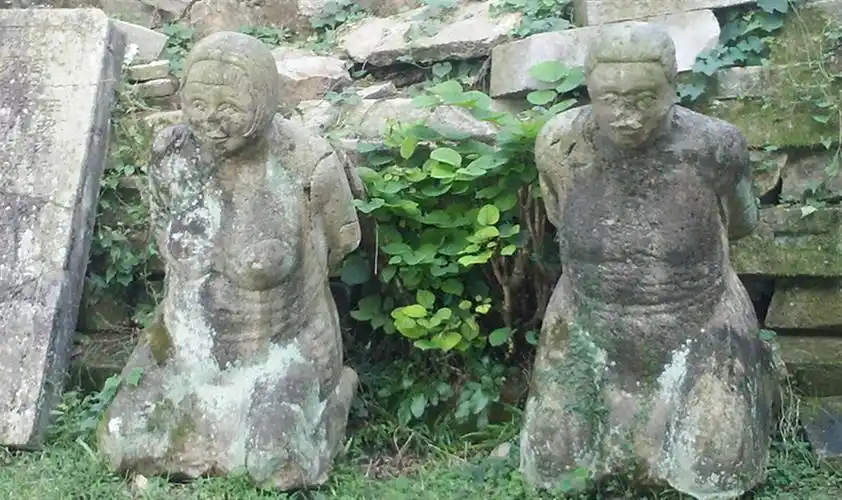 汪精卫儿子回国在父母跪像痛哭说出10字字字扎心