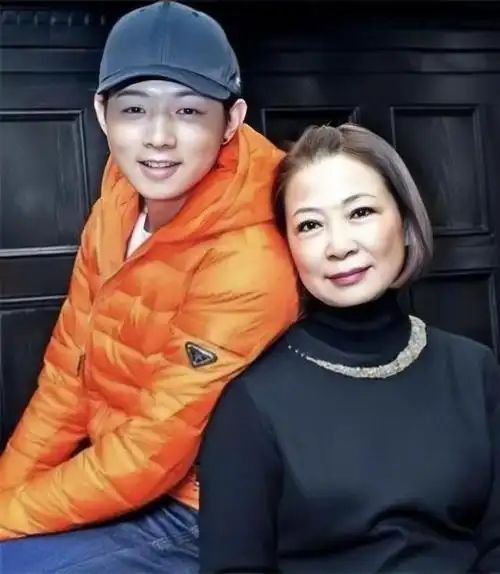 仲小萍与火风离婚后30年坚持不嫁陪伴儿子今儿子成她心病