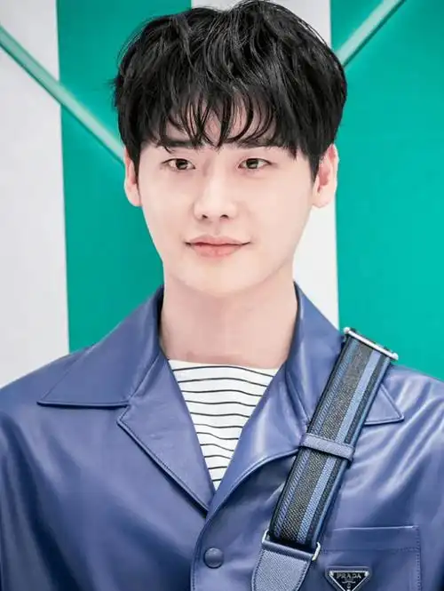 李钟硕高调亮相活动大变样!