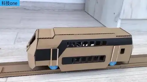 用纸板制造双层电动列车模型牛人