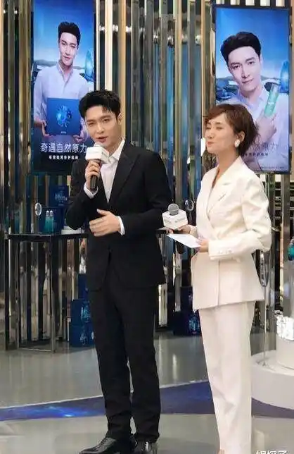 张艺兴最新活动生图,状态好真实,脸上发福的迹象有点明显!