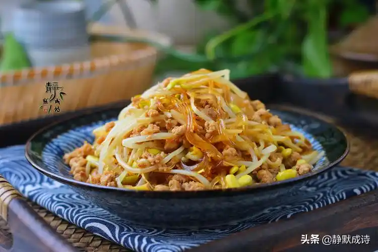 【肉末黄豆芽炒粉条】