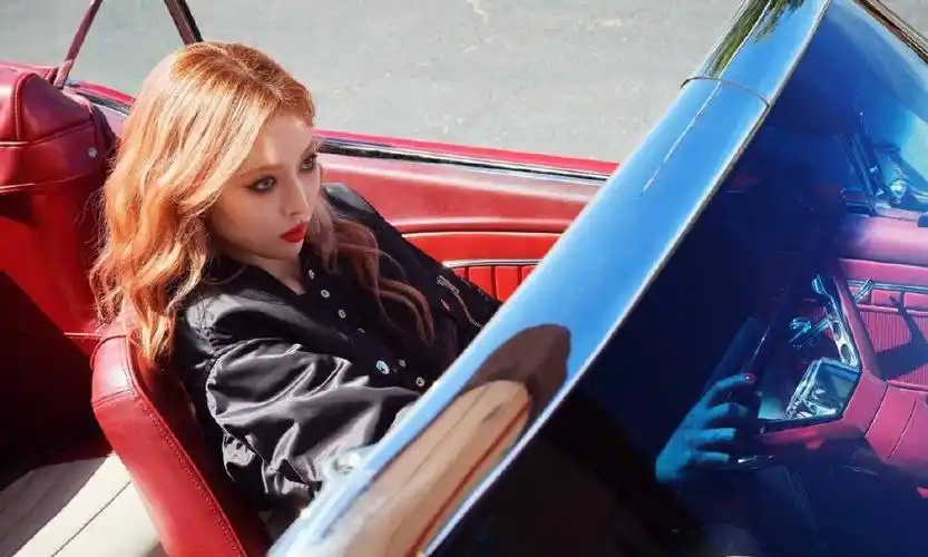 分享一组金泫雅图片给大家,图中的明星图片壁纸会点缀你的电脑桌面