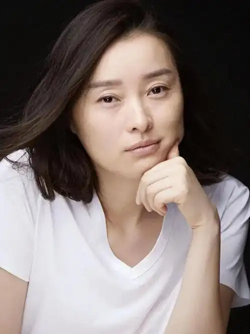 51岁吴越大方公布出和新男友旅游照片比陈建斌好太多了