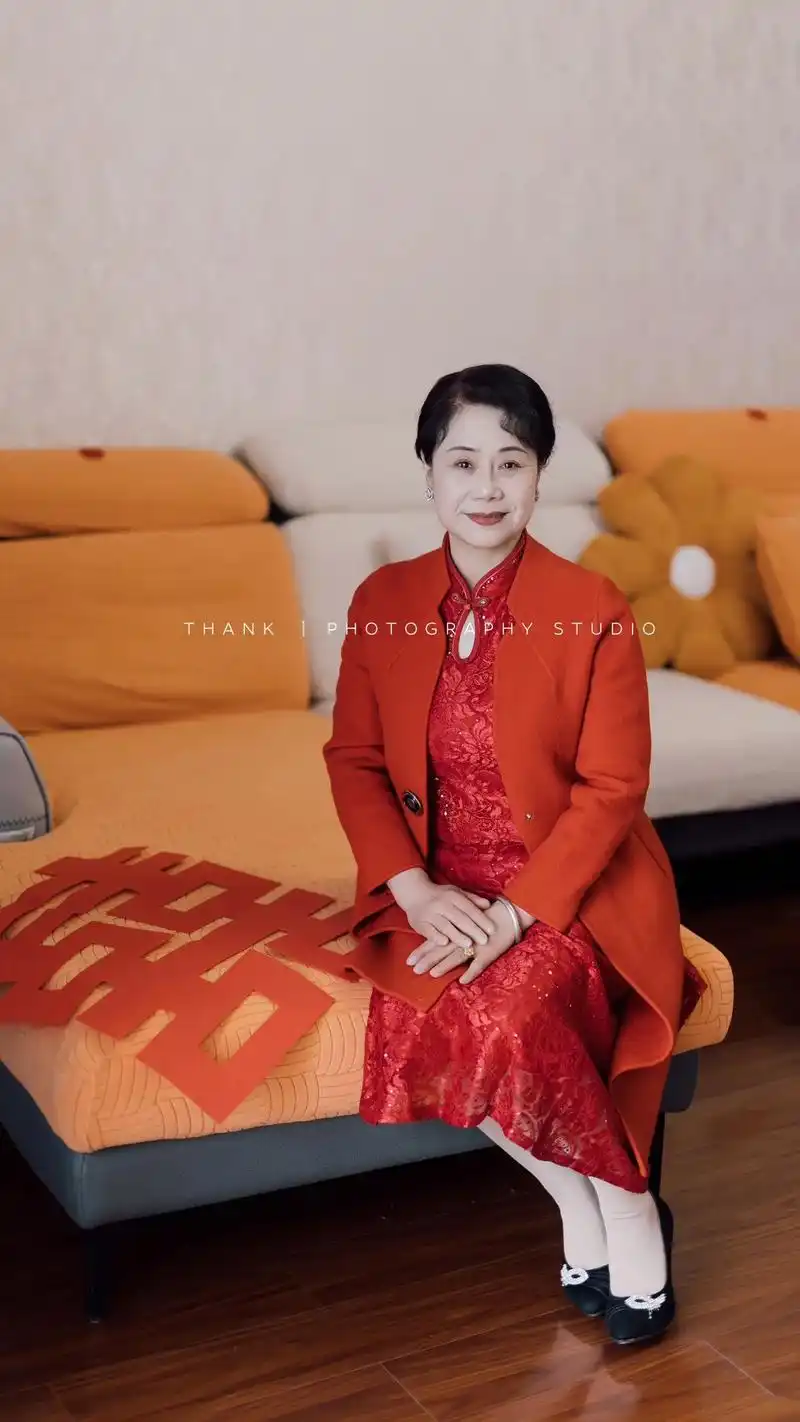 《婚礼上的父母照》给双方父母拍不同气质的照片,婆婆富贵吉祥, - 抖