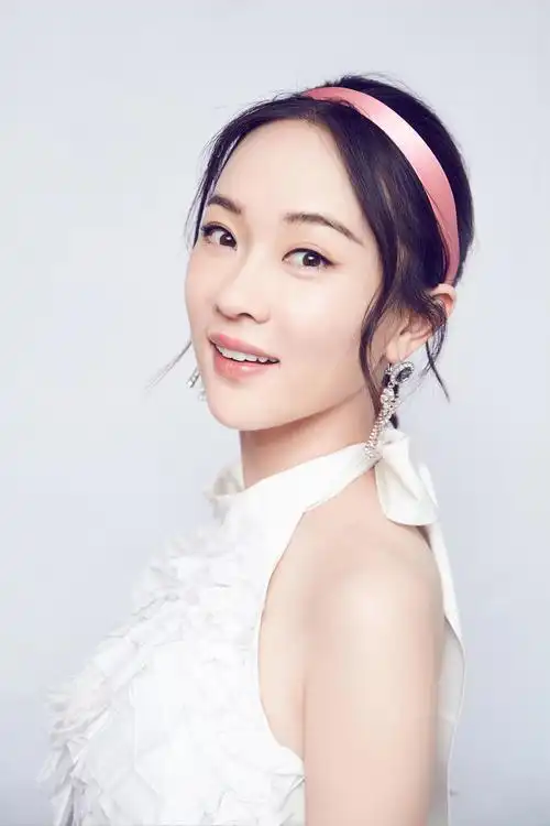 霍思燕逆生长,穿白色连衣裙戴粉色发带,38岁被宠成了小公主
