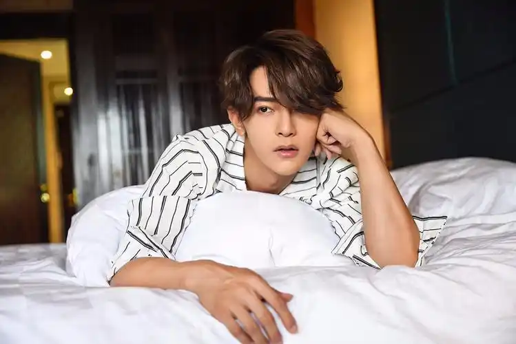 汪东城最新写真曝光慵懒惬意笑容撩人