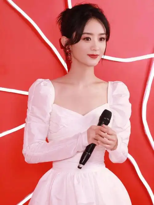 赵丽颖穿白色连衣裙仙气飘飘好养眼