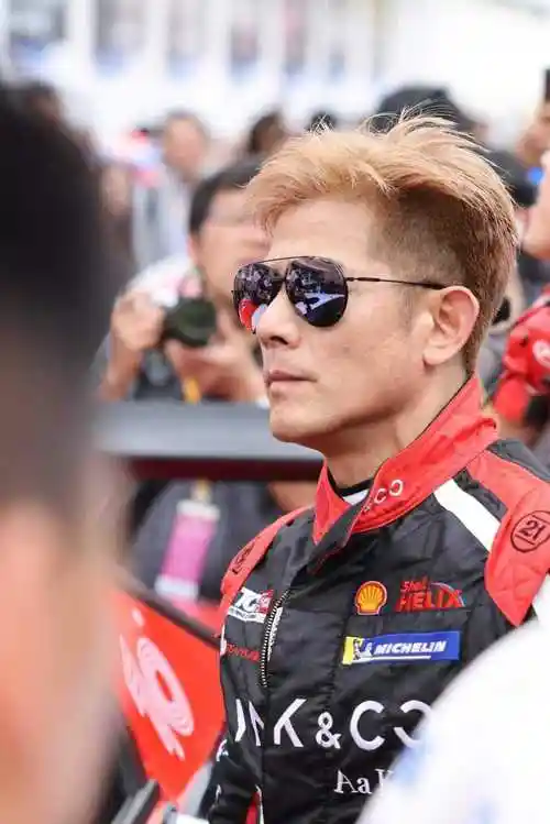 郭富城赛车发生意外撞车经纪人发声人没事圆满筹得百万善款