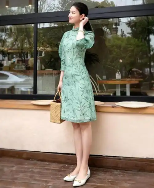 今年穿旗袍不兴配高跟鞋了,夏天流行穿平底鞋,谁穿谁时髦温柔