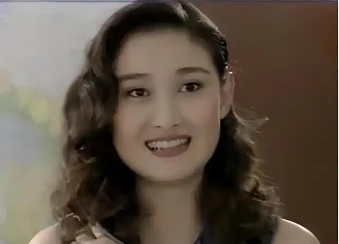 回顾演员郑晓宁:49岁再婚娶娇妻,50岁当爸爸,不敢认老努力赚钱