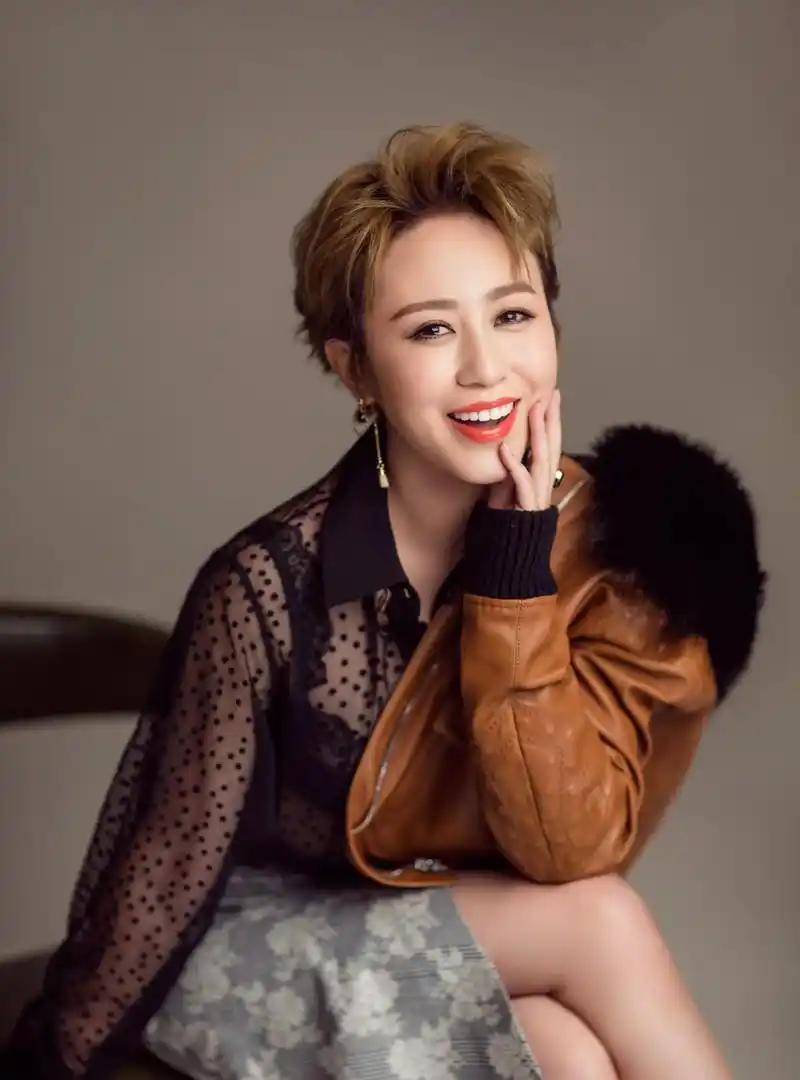 马丽:票房女王的传奇人生 马丽,中国内地女演员,从曾经的自卑少女蜕变