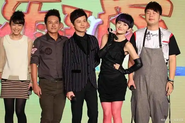 谢娜李维嘉终于破冰!快乐家族成员互动温馨,网友:青春回来了