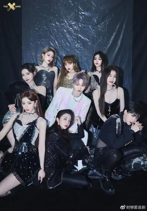 粉丝对公司找的服装很是不满,the9出道快一年的时间了,这一年成员们也