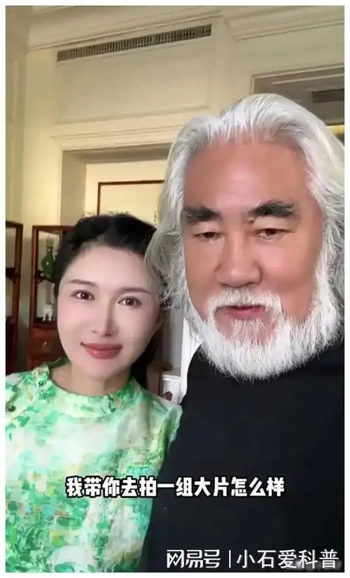 72岁张纪中带小31岁孕妻拍油菜花大片和妻子一起跳华尔兹好