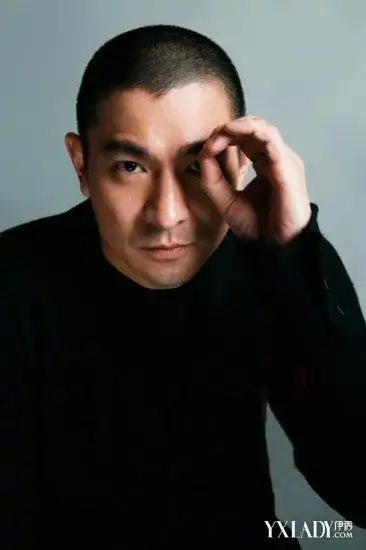 像文章,吴彦祖等一众明星,都选择了一款英气逼人的平头发型,平头发型
