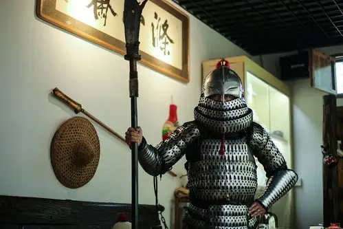 河北小伙自制宋代盔甲 愿传承古兵器修复技艺