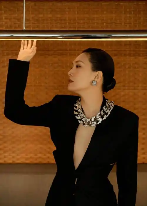 佟晨洁深v西装出席elle风尚大典短裙之下大长腿格外吸睛