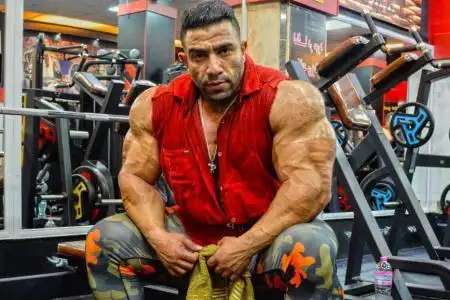 健身肌肉男展示强壮的手臂肌肉网友壮的只剩下肌肉了