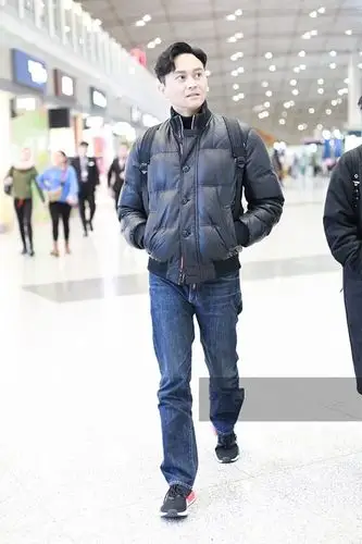 张智霖穿黑色羽绒服搭配牛仔裤现身 双手插兜行走秀大长腿