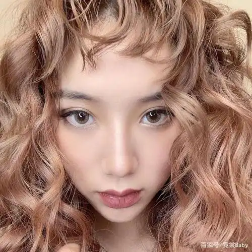 秋冬慵懒感爆发的「羊毛卷发型」让你变身法式洋娃娃