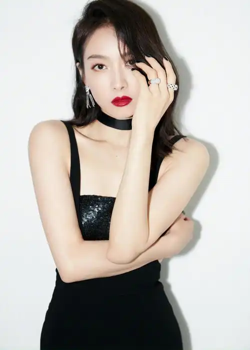 宋茜穿黑色长裙大方秀美背 手拿玫瑰冷艳性感