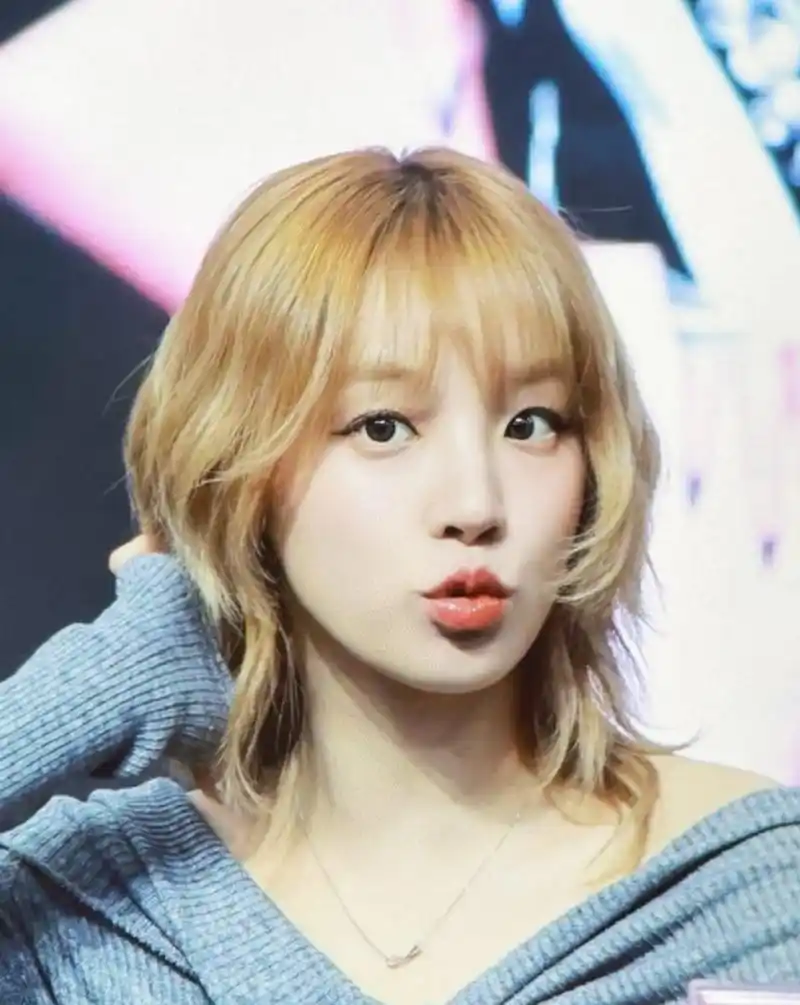 金色短卷发的宋雨琦