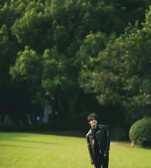 首先发型上有了很大的变化,华晨宇比较瘦,身高也不是很高,整个人