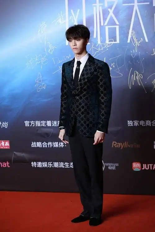 2019风格大赏星装:陈立农gucci丝绒西装roger vivier乐福鞋安静美男子