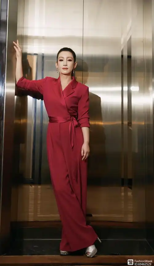 41岁的秦海璐太有女性魅力,一身红色连体裤造型,气场全开