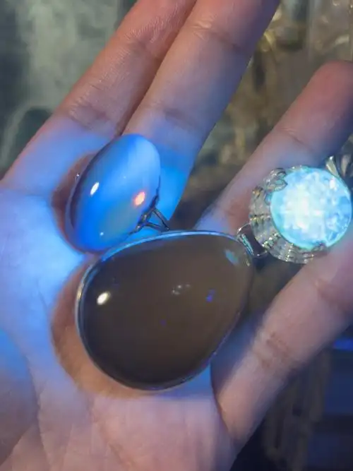 烤色血珀与天然血珀在紫光灯下的荧光反应