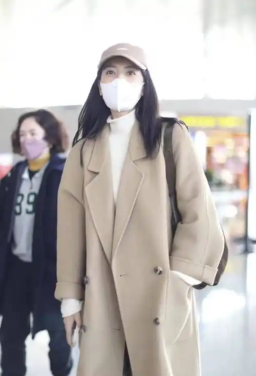 高圆圆经典大衣配长靴,私服穿搭还得看女神,赵又廷太有福气了_气质