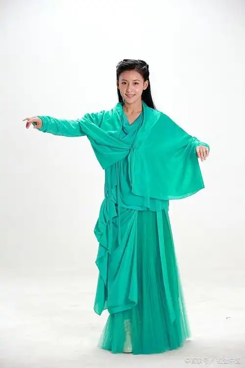 在钟汉良饰演萧峰版本的《天龙八部》里,贾青一人分饰两角.