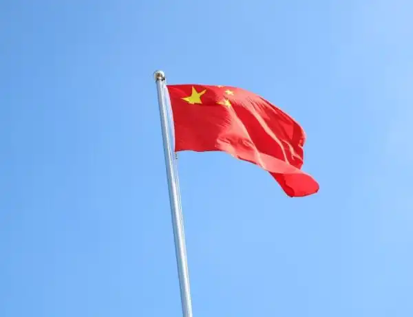 4,(飘扬)的国旗.飘扬有三层意思:a,在空中飘浮,飘摆或飞升.