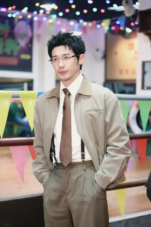 白宇超话93#开始推理吧#  【推镇复古影像馆】之白买07  养精蓄锐